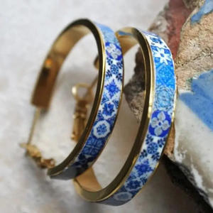 Boucles d'oreilles classiques en alliage doré avec motif bleu, accessoire de bijouterie unisexe - Product Image 5