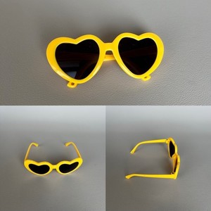 Gafas de sol con forma de corazón rosa para muñecas, accesorio unisex con montura de plástico, 8 cm de ancho, gafas de sol con forma de corazón. - Product Image 3