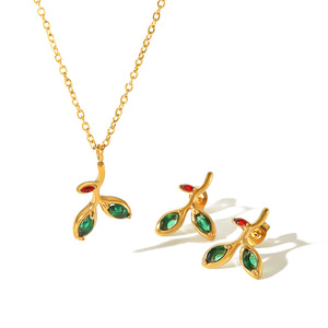 สร้อยคอไทเทเนียมรูปใบไม้ ต่างหูสแตนเลสชุบทอง 18k ชุดเครื่องประดับเพชรสีเขียวสำหรับผู้หญิง สวมใส่ได้ทุกวัน - Product Image 3