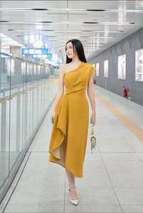 Vestido Largo Amarillo Cúrcuma de Lujo con Hombros Descubiertos, Diseño Único, Fabricante Vietnamita OEM ODM - Product Image 2