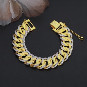 โรงงานเครื่องประดับจิน ซิ่วซิง ขายส่งสร้อยข้อมือผู้ชายแบบ Cuban Link ชุบทอง 24K สองสี สไตล์ทันสมัย ทำจากทองเหลือง - Product Image 4