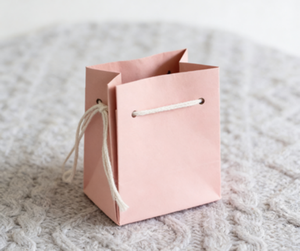 Custom kraft paper shopping bags with handles, eco-friendly and durable, suitable for retail and packaging. - Product Image 1