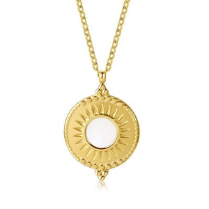 Collier simple et tendance avec pendentif géométrique plaqué or et breloque coquillage en acier inoxydable - Product Image 2