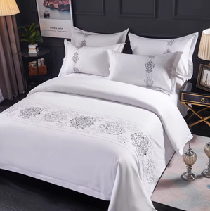 Precio bajo 85GSM 100% Poliéster Blanqueado Tela de microfibra blanca para sábanas de hotel - Product Image 1