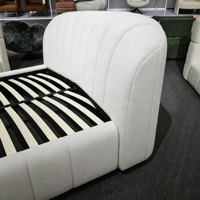 Cadre de lit rembourré en tissu Teddy moderne, lit moelleux de style crème avec lattes en bois massif, meubles de chambre à coucher taille Queen et King