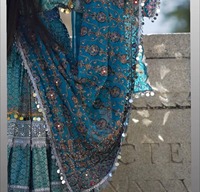Robe afghane Kuchi longue bleue et blanche, faite à la main, avec broderies multicolores et travail de miroirs.