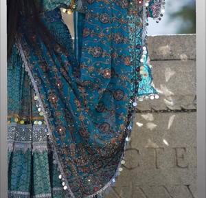 Robe afghane Kuchi longue bleue et blanche, faite à la main, avec broderies multicolores et travail de miroirs. - Product Image 4