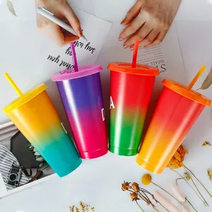 कस्टम कॉफी पानी रस पीने रंग कप ढाल गिलास प्लास्टिक इंद्रधनुष कप ढक्कन और भूसे के साथ