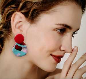 Pendientes de moda de resina de color personalizados de lujo hechos a mano brillantes altamente pulidos de alta calidad para mujeres de la India. - Product Image 2