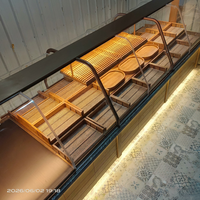 Vitrine d'îlot de boulangerie personnalisée avec cadre en bois et verre trapézoïdal incliné pour pâtisserie