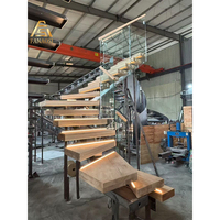 Escalier flottant minimaliste pour intérieur, marches en bois massif montées au mur, garde-corps en verre sans cadre pour l'intérieur de la villa