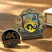 Badges d'affaires de haute qualité, épingles de revers personnalisées, imitation émail, lettres gravées, plaqué or, lavables