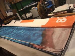 ป้ายไวนิลสั่งทำ พิมพ์สีเต็มรูปแบบ ตัวเลือกพิมพ์ด้านเดียวและสองด้าน ป้ายโฆษณาแขวนสำหรับใช้งานภายในและภายนอกอาคาร - Product Image 4