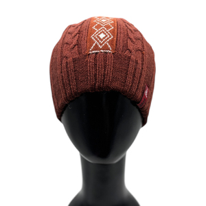 Bonnet d'hiver pour femme de la marque taïwanaise LANDBAS, 85% acrylique, 15% laine, étiquette tissée, tricot uni et motif torsadé - Product Image 1