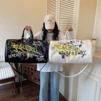 Sac de voyage en PU imprimé numérique personnalisé style graffiti avec séparation sec/humide, sangle réglable 54 cm, sac de week-end multi-logo