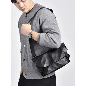 Sac banane de sport tendance pour homme avec logo personnalisé, qualité OEM, imperméable en PU, couleur unie, fermeture éclair - Product Image 1