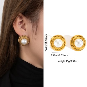 Venta al por mayor de las mujeres de moda 18K chapado en oro de acero inoxidable geométrico Seashell Stud Pendientes impermeable con perla de imitación - Product Image 6