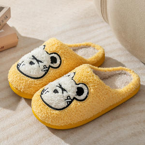 Chaussons confortables pour femmes, motif ours de dessin animé, en coton doux avec semelle extérieure antidérapante en TPR, fourrure thermique en peluche pour l'été - Product Image 4