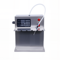 Compacte, semi-automatische tafelmodel vulmachine met één kop voor het vullen van staande pouches met vloeistof.