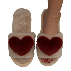 Chaussons tendance en fausse fourrure pour femmes, respirants, pas chers, antidérapants, avec logo personnalisé, motif cœur - Product Image 2