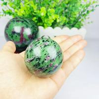 Rubis de boule de cristal de guérison spirituelle de pierre de cristal naturelle dans la sphère de Zoisite pour la décoration