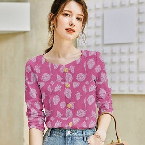Tessuto Jacquard Goffrato con Motivo Fragola per Abiti, Top e Completi a Due Pezzi - Product Image 1