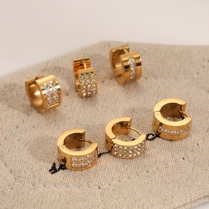 Boucles d'oreilles clipsables en acier inoxydable plaqué or en forme de C avec incrustation de zircon pour bijoux de mode de soirée - Product Image 1