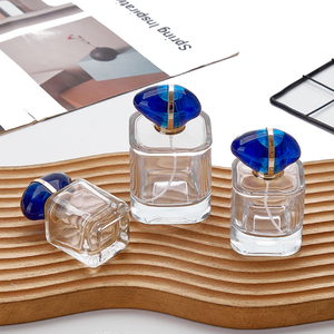 Flacone di Profumo Quadrato di Lusso in Vetro da 100ml con Tappo in Gemma Blu, Pompa Spray Dorata, Ricaricabile, Vuoto, Confezione Cosmetica Personalizzabile con Logo - Product Image 3