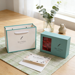 Boîte cadeau rigide en carton recyclable personnalisée avec 6 fenêtres en forme de rose de fleurs de sopa, pour anniversaire, Saint-Valentin. - Product Image 5