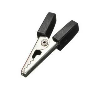 Pinza de cocodrilo negra para laboratorio con mordaza metálica y mango de goma para pruebas eléctricas y tareas de cableado - Product Image 1