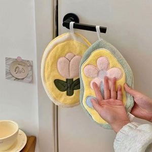 Jolie serviette de bain en microfibre corail à séchage rapide, brodée, avec boucle de suspension pour usage domestique - Product Image 1