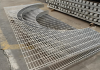 Grille carrée en acier galvanisé robuste antidérapante pour passerelles et plateformes, avec design courbé pour les murs de réservoirs ronds et de conduites