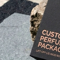 Boîte à parfum rigide noire de luxe sur mesure en deux parties avec couvercle amovible et insert ajusté pour présentation d'emballages de parfums personnalisés