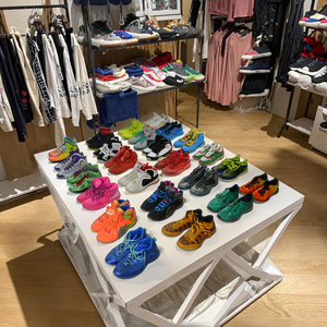 <span class=keywords><strong>Scarpe</strong></span> <span class=keywords><strong>sportive</strong></span> usate usate internazionali da uomo <span class=keywords><strong>di</strong></span> seconda mano con marchio Mix stile vari stili utilizzati - Product Image 1