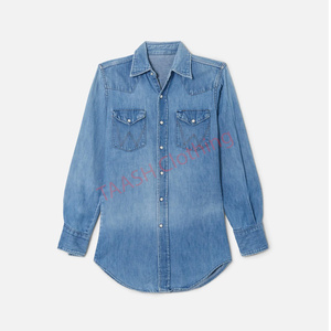 Camisa Vaquera con Botones, Dobladillo Curvo y Espalda Ligeramente Extendida para una Silueta Moderna y un Estilo Casual Femenino Contemporáneo - Product Image 1