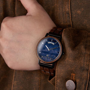 カスタマイズ可能なクルミ材メンズ木製クォーツ腕時計 - Product Image 1