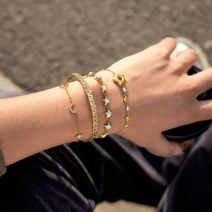 Bracelet à breloques étoiles en alliage de zinc plaqué or avec cristaux sertis clos, bijou cadeau - Product Image 4