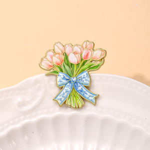 Broche de metal esmaltado con diseño de ramo de tulipanes rosas y lazo azul, chapado en oro, con impresión UV, para bodas y moda - Product Image 2