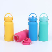 Bouteille shaker en verre borosilicate personnalisée OEM à prix d'usine avec manchon de protection en silicone pour thé matcha, café et eau