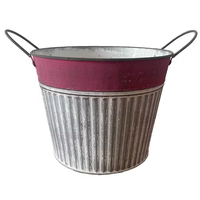Pot de fleurs conique vintage en fer ondulé blanc délavé avec étiquette GARDEN en relief et double poignée pour jardin et balcon