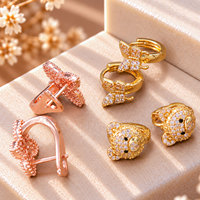 Lot de 3 paires de boucles d'oreilles créoles Huggie en laiton plaqué or 18 carats avec zircone cubique, motifs trèfle, ours et papillon, bijoux pour femme, vente en gros, OEM, personnalisable