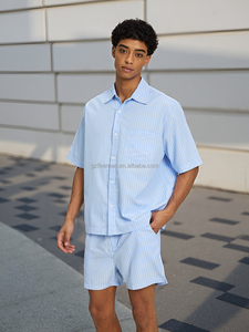 Completo Estivo Personalizzato da Fornitore di Abbigliamento alla Moda, Due Pezzi con Camicia Button-up e Pantaloncini, Stile High Street Casual per Uomo e Unisex - Product Image 3