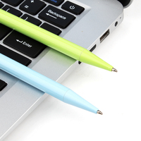 Stylo bille torsadé en métal fin multicolore, personnalisable avec logo gravé, idéal pour étudiants et publicité