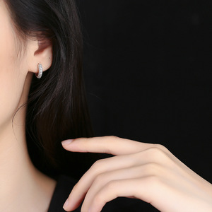 Orecchini a Cerchio Piccoli in Argento Sterling 925 con Diamanti, Design di Lusso Elegante e Versatile per Donne - Product Image 3