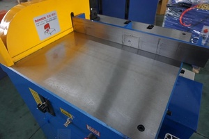 Máquina cortadora de aluminio L455, interruptor de pie de varias aplicaciones, ajuste de corte de perfiles de aluminio - Product Image 3