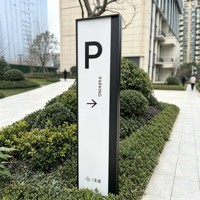 Panneaux directionnels LED multicolores commerciaux, marqueurs publicitaires personnalisés pour les communautés, les hôpitaux et les tours de bureaux