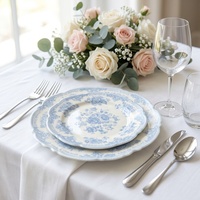 Service d'assiettes en porcelaine bleu floral style cottage français esthétique, assiettes à dîner et à salade en céramique festonnées pour la location événementielle