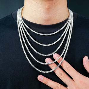 Collar con colgante de diamante de moissanita de corte redondo elegante más vendido para regalos de lujo y reflexivos diarios disponibles para la venta - Product Image 2