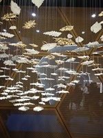 Lampes suspendues au plafond à base ronde moderne, lustre en feuilles de céramique blanc doré pour la lumière de projet de hall d'entrée de maison d'hôtel et de restaurant
