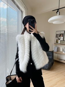 Gilet Corto da Donna in Vera Pelliccia di Volpe con Fodera e Design Rinforzato a Motivo Auto - Product Image 1